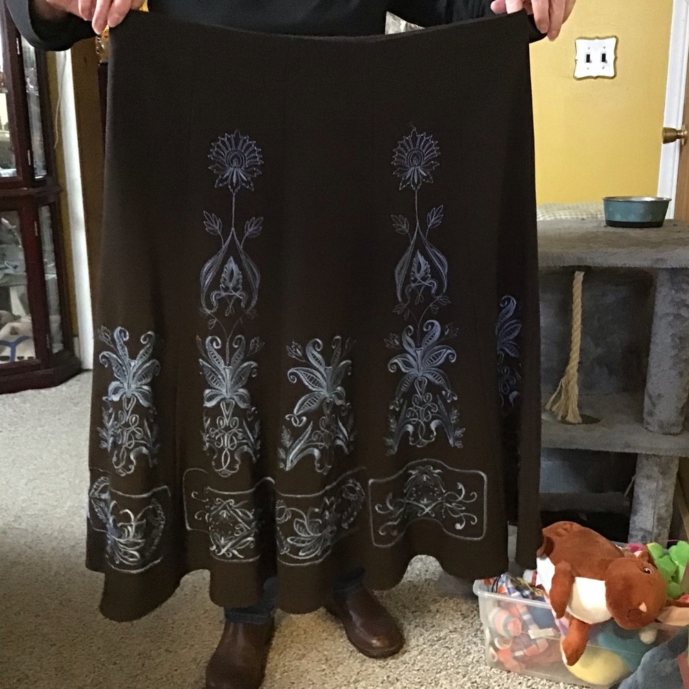 SUNNY LEIGH women’s midi skirt  sz 16W  BLACK w blue color. machine sown flowers